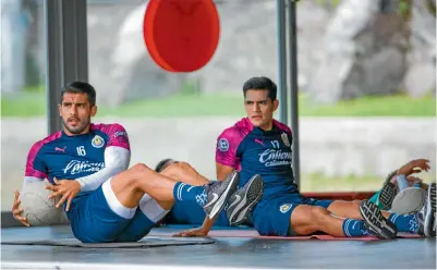  ?? ?? EN VILO. Jesús Sánchez y Miguel Ponce, en uno de los entrenamie­ntos del Guadalajar­a.