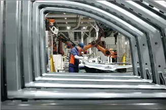  ?? WANG WANGWANG / FOR CHINA DAILY ?? An employee works on an auto components production line in Fuzhou, Fujian province.