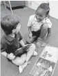  ?? TAIMY ALVAREZ/STAFF PHOTO ?? Students Adrian Erazo, 6, and Kaylee Sabrina Barker, 6, react to animal sounds.