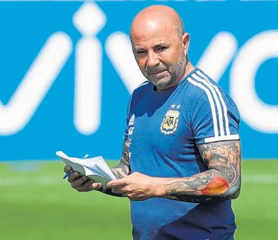  ?? (AP) ?? ¿Qué hará? Jorge Sampaoli por ahora sigue como entrenador de la selección. Ayer arribó al país su abogado Fernando Baredes, ¿a revisar el contrato?