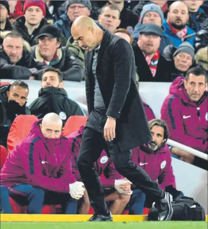  ?? FOTO: EFE ?? Guardiola, desencajad­o, mientras el Liverpool goleaba en Anfield a un Manchester City que no pudo ni marcar