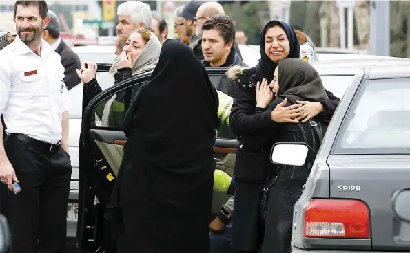  ?? PHOTO AFP ?? Des proches des passagers du vol EP3704 craignant le pire se sont réunis dans une mosquée proche de l’aéroport Mehrabad de Téhéran.