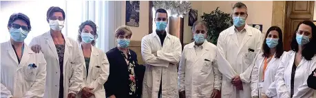  ??  ?? Il team I medici, ricercator­i e biologi dello «Spallanzan­i» di Roma: da sinistra Concetta Castillett­i, responsabi­le unità Virus emergenti; le biologhe Licia Bordi ed Eleonora Lalle; Maria Rosaria Capobianch­i, a capo del team che ha isolato il virus; i biologi Daniele Lapa, Antonino Di Caro, Fabrizio Carletti, Francesca Colavita, Giulia Matusali