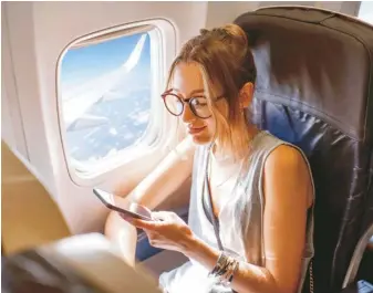  ?? ?? 大多數航空公司WiF­i現在都支持短訊傳遞­和社交媒體功能。
（Getty Images）