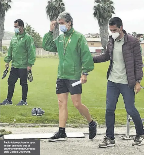  ??  ?? Pablo Alfaro y Juanito, ayer, inician su charla tras el entrenamie­nto del Córdoba en la Ciudad Deportiva.