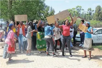  ?? Picture: NTSIKELELO QOYO ?? DEMANDING JUSTICE: Dongwe community members protesting outside the Whittlesea magistrate ’ s court, demanding that three murder accused not be released on bail