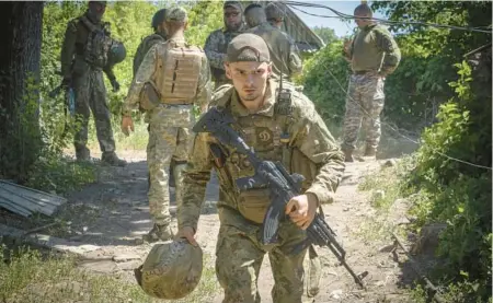  ?? EFREM LUKATSKY/AP ?? Ukrainian soldiers are seen Saturday in the Donetsk region of the country.