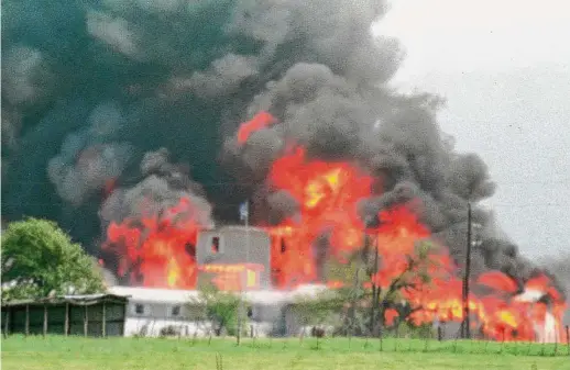  ?? Ron Heflin/Associated Press ?? Fire engulfs the Branch Davidian compound near Waco on April 19, 1993. Seventy-six Davidians, including leader David Koresh, perished in the inferno as federal agents tried to drive them out of the compound.