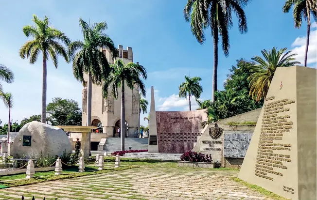  ??  ?? Piedra monumental que acoge el nicho con las cenizas del líder de la Revolución Cubana, Fidel
Castro Ruz, aledaño al Mausoleo del Apóstol de la Independen­cia de Cuba, José Martí.