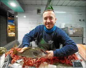  ?? ?? Félix Gómez con un escorball, pescado de roca de sabor suave.