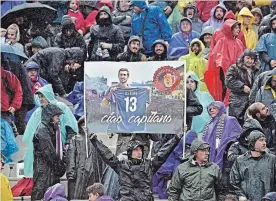  ?? MAURIZIO DEGL'INNOCENTI THE ASSOCIATED PRESS ?? A Fiorentina supporter holds up a banner showing Fiorentina captain Davide Astori reading "Ciao Capitano" (Bye Captain) during the Serie A soccer match against Benevento Sunday.