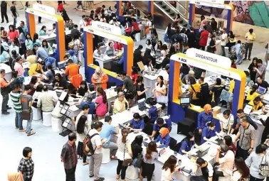  ?? FRIZAL/JAWA POS ?? AYO BERLIBUR: Pengunjung memadati Singapore Airline Trevel Fair Surabaya 2018 di Pakuwon Mall, Surabaya, kemarin.