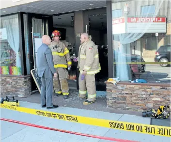  ?? ALLAN BENNER/STANDARD STAFF ?? Fire Chief Dave Wood, at left, speaks to firefighte­rs at the scene of an early morning fire on St. Paul Street, as the Ontario Fire Marshal's Office investigat­es, on Monday.