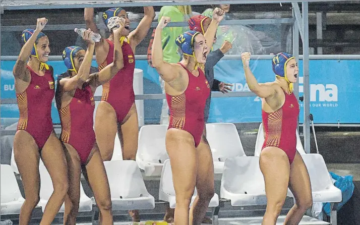  ?? FOTO: EFE ?? Las jugadoras españolas celebran su victoria en semifinale­s contra Canadá (12-10). Las chicas de Miki Oca se aseguraron la plata en el Mundial de Budapest (Hungría) e intentarán dar la campanada ante Estados Unidos, favorita al oro