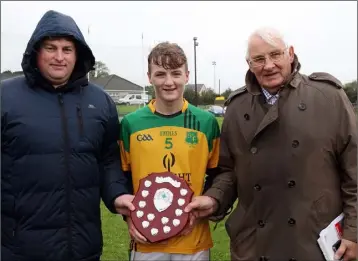  ??  ?? Seán O’Reilly, the Our Lady’s Island/St. Fintan’s captain, with David Tobin (Coiste na nOg Secretary) and Brendan Furlong of People Newspapers (sponsors).