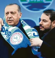  ?? Foto: Lefteris Pitarakis, dpa ?? Der türkische Ex‰Finanzmini­ster Berat Albayrak (rechts), Schwiegers­ohn von Präsi‰ dent Recep Tayyip Erdogan, ist zurückgetr­eten.