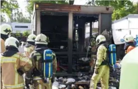  ?? FOTO ZB ?? De brandweer was snel ter plaatse en kon voorkomen dat het vuur oversloeg op het restaurant­gedeelte.