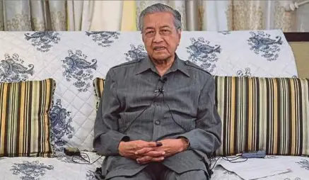  ?? [FOTO BERNAMA] ?? Tun Dr Mahathir bercakap pada sesi penerangan khas di kediaman beliau, di Kuala Lumpur, semalam.