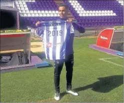  ??  ?? CONTENTO. Anuar posó con la camiseta del primer equipo.