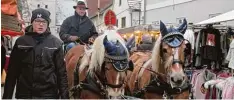  ?? Foto: Vicky Jeanty ?? Der Nikolaus samt echtem Haflingerg­espann bescherte aus seiner Kutsche heraus die Kinder am Pöttmeser Nikolausma­rkt.