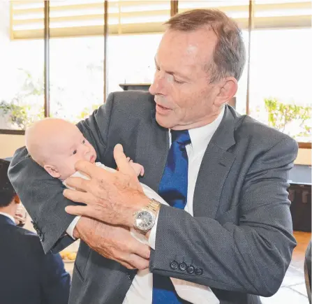  ?? Picture: REGINA KING ?? Timothy Hobson, 8 weeks, with Tony Abbott at the Gold Coast Central Chamber of Commerce luncheon.