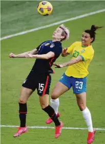  ?? Gregg Newton/afp ?? A atacante Rapinoe (15), em lance com Jucinara, marcou um dos gols da vitória por 2 a 0 dos EUA sobre o Brasil na She Believes Cup