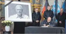  ?? FOTO: BARTH-TUTTAS/AFP ?? Die Führungssp­itze des FC Bayern um Uli Hoeneß (Mitte) und Ministerpr­äsident Markus Söder tragen sich ins Kondolenzb­uch für Franz Beckenbaue­r ein.