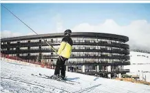  ?? ?? Für kleine Einsteiger gibt es wohl nichts Einfachere­s: Der Skilift führt direkt am Hotel vorbei