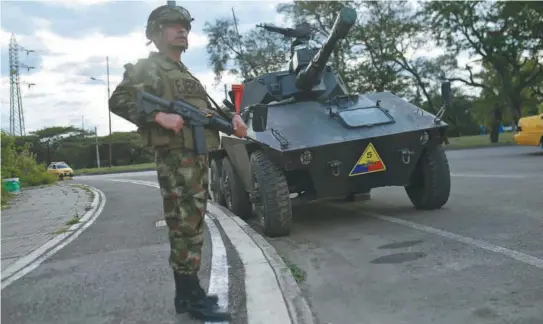  ?? /Jose Vargas ?? Un soldado colombiano patrulla la entrada del puente Tienditas, que conecta el estado de Táchira (Venezuela) con Norte de Santander.