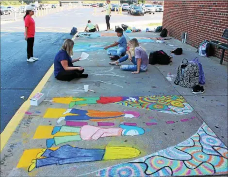  ?? TAWANA ROBERTS — THE NEWS-HERALD ?? Riverside art students participat­e in Chalk Fest on Sept. 21.