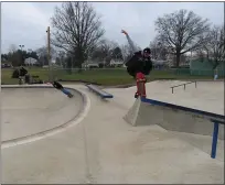  ?? DAN SOKIL — MEDIANEWS GROUP ?? A skateboard­er tries to keep his balance while another rolls through the bowl of the Lansdale skate park.