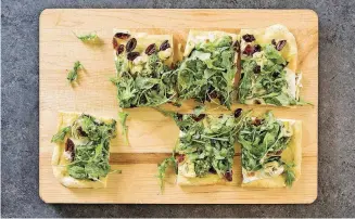  ?? [DANIEL J. VAN ACKERE/AMERICA’S TEST KITCHEN VIA AP] ?? Pesto flatbread with artichokes, olives and arugula