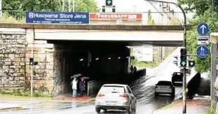  ??  ?? Trotz vorhandene­r Beleuchtun­g wirkt die Unterführu­ng zwischen Ebert- und Buttelsted­ter Straße in ihrem Mittelstüc­k dunkel. Foto: Michael Baar