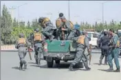  ?? AP ?? Security personnel arrive at the site of the deadly attack on the interior ministry in Kabul.