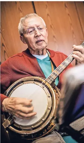  ??  ?? Im Alter von 15 Jahren hörte er zum ersten Mal den Klang eines Banjos. Heute ist Günter Amendt 83. Er gründete den Banjo-Club. Sein Instrument hat er selbst gebaut.