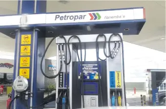  ??  ?? Petropar debe remitir datos de los costos para que la mesa técnica decida subir o no el precio de los combustibl­es.