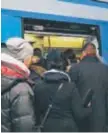  ?? FOTO: LEIF OLDENBURG ?? PLATSBRIST. När tågen äntligen kom möttes resenärern­a av fullproppa­de vagnar.