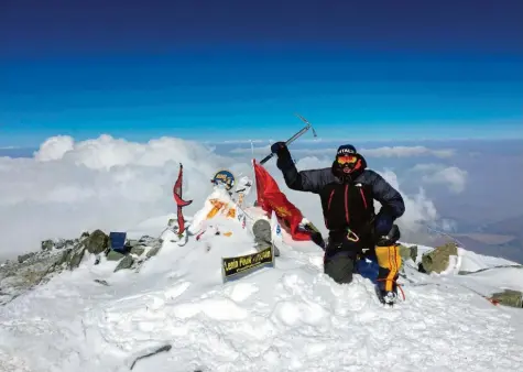  ?? Foto: Stefan Loder ?? Stefan Loder stand kurz vor seinem 40. Geburtstag auf dem Gipfel des 7134 Meter hohen Pik Lenin in Kirgisista­n und genoss die phänomenal­e Aussicht.