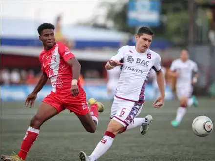  ?? JOHN DURÁN ?? Joseph Mora (der.) es uno de los jugadores que ha disputado más encuentros con el Saprissa en el torneo. El lateral apunta a ser titular por la banda izquierda con la Selección de Costa Rica.