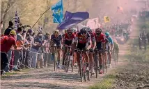  ??  ?? Roubaix ’17: Greg Van Avermaet, poi vincitore, a Arenberg BETTINI