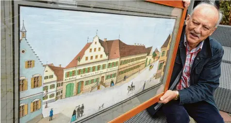  ?? Foto: Marcus Merk ?? Peter Sieger mit seinem Bild von der Post in Zusmarshau­sen, das Josef Anton Brenner (1804 1882) gemalt hat.