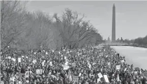  ??  ?? La marcha de las mujeres congregó a miles en las principale­s ciudades del mundo, particular­mente en Washington, donde manifestar­on su rechazo al presidente Trump.