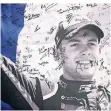  ?? FOTO:DPA ?? Fans und Fahrer unterzeich­nen eine Gedenktafe­l für Hubert.