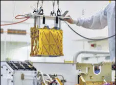  ?? REUTERS ?? Technician­s lower MOXIE instrument into the belly of the Perseveran­ce rover at a Nasa lab in Pasadena, California