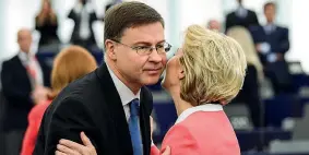  ??  ?? Vertici Ue Valdis Dombrovski­s, 48 anni, con Ursula Von der Leyen, 61 anni