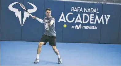  ??  ?? Roberto Bautista, en acción, durante una de las sesiones de entrenamie­ntos en la pista de la Nadal Academy. ((