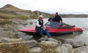  ?? VAWN HIMMELSBAC­H ?? The Herns (Carol, Jim and their son Jay) run jet-boating trips along the South Saskatchew­an River.