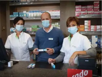  ?? FOTO DICK DEMEY ?? “We wachten nog op 30 procent van onze bestelde vaccins”, vertellen Bert (midden) en Ruth (rechts) van Apotheek Monnens in Neeroetere­n.