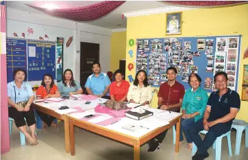  ??  ?? Moonly Tiang (fourth right) and members of Kapit PDK at the meeting.