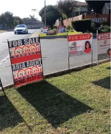  ?? KAREN SANDISON
|
SANDILE MCHUNU ?? MULTIPLE ‘For Sale’ signs are displayed near the entrance to a complex on the West Rand.
African News Agency (ANA)